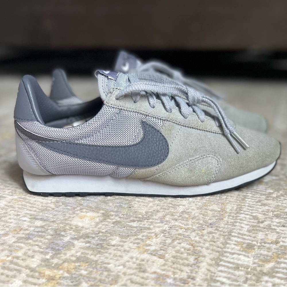 NIKE Women’s Vintage Style Running Sneaker (Size 8.5)